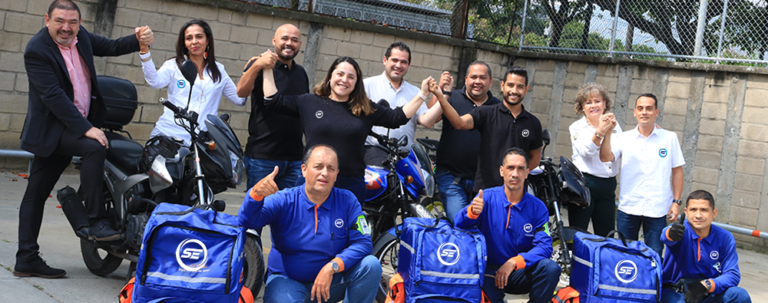 Mensajeros de EnviExpress con sus motos y morrales listos para las entregas de última milla